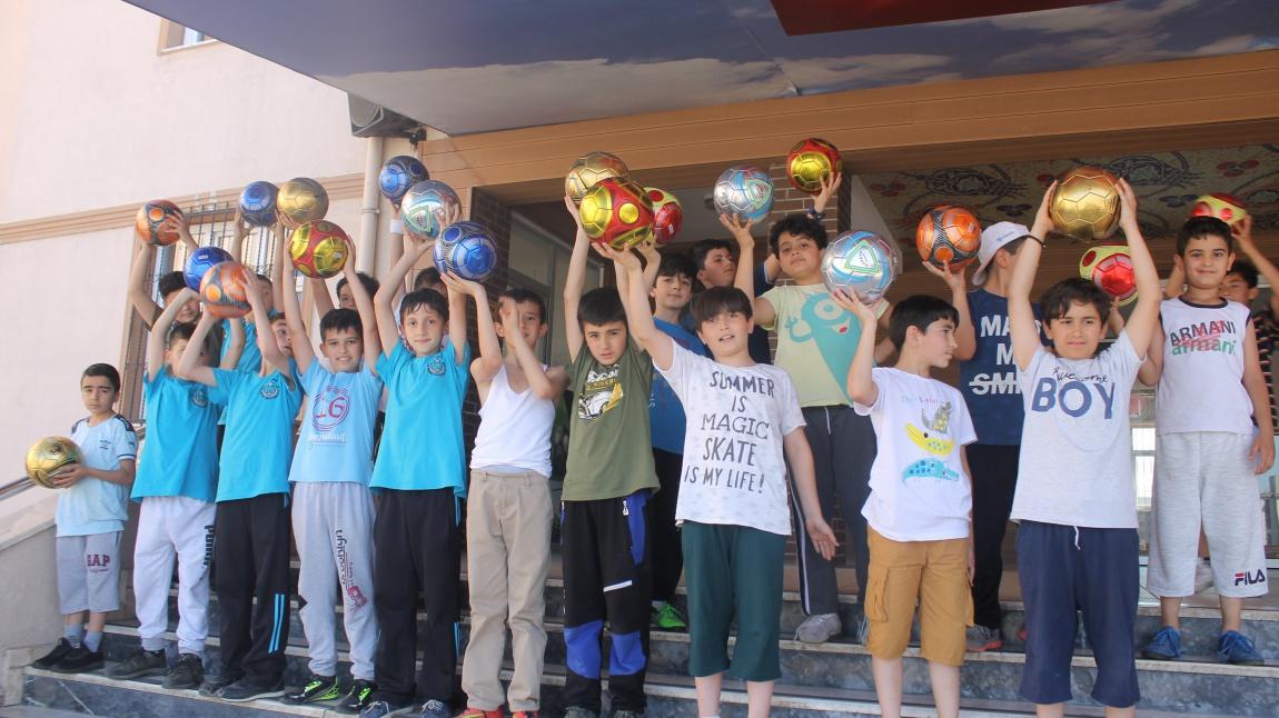 Namaz Projesinde En Çok Namaz Kılan Öğrencilerimize Futbol Topu Hediye Edildi.