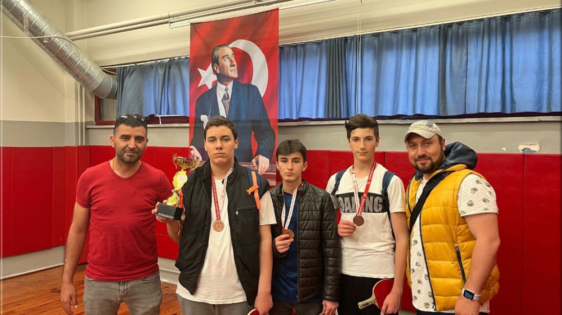 Öğrencilerimiz Ataşehir Genç Erkekler Masa Tenisi Turnuvası'nda Üçüncü Oldu. Haberimizle ilgili fotoğraf albümüne ulaşmak için lütfen tıklayınız...